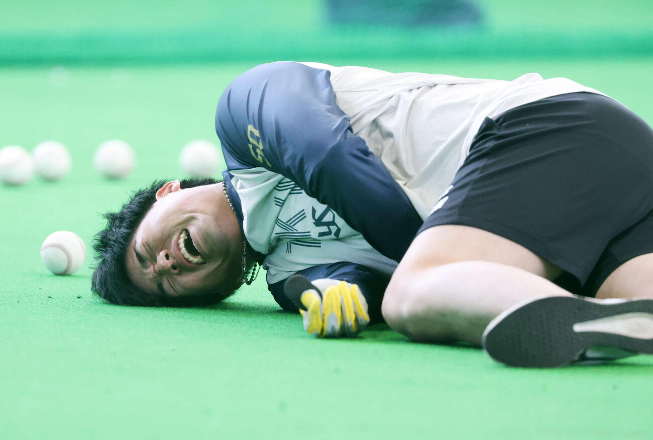 早出で打撃練習中、爆笑するヤクルト北村（撮影・鈴木正人）　