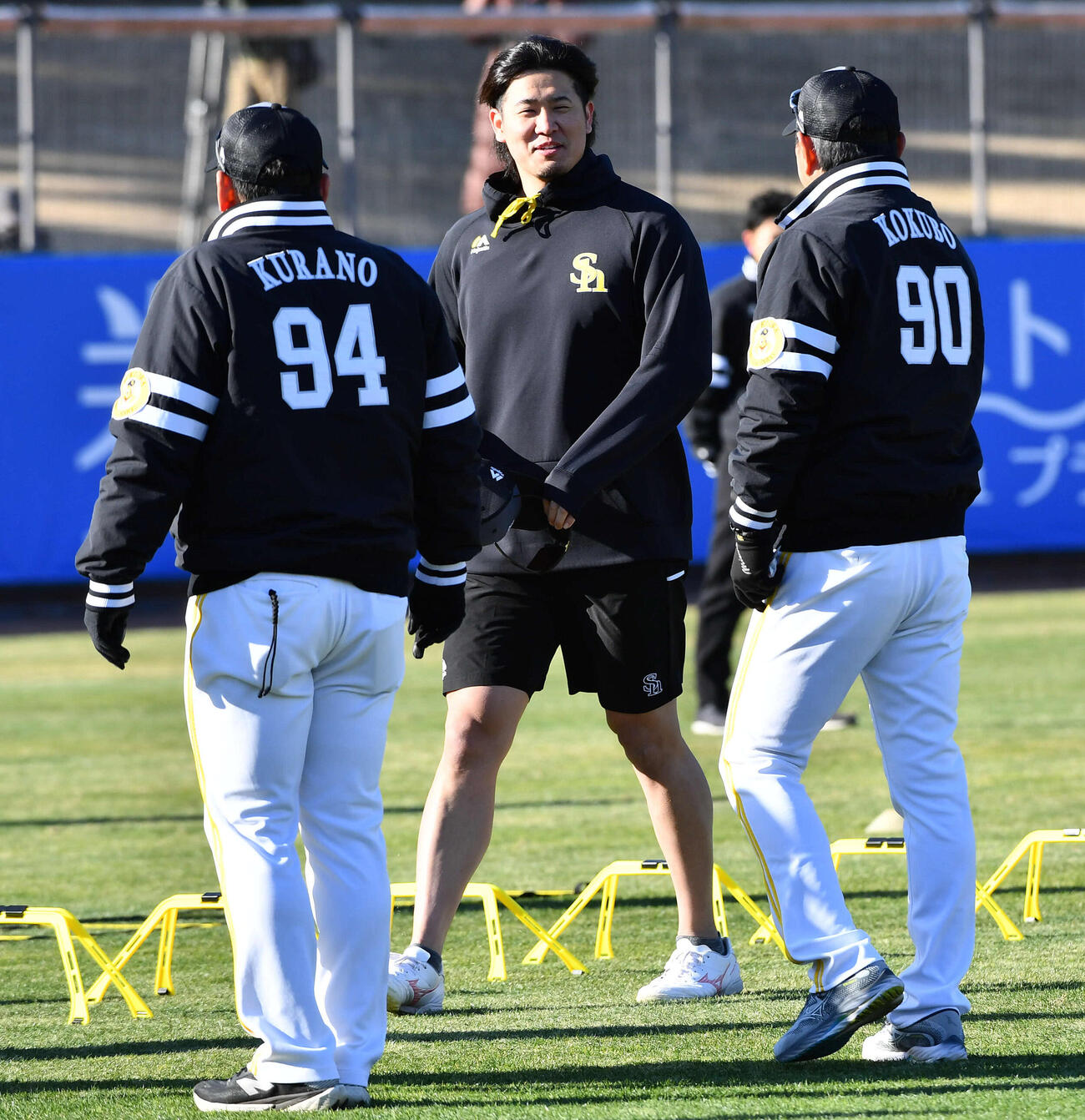 気温3度でも半ズボンのソフトバンク杉山（中央）は小久保監督（右）、倉野コーチと笑顔で話す（撮影・岩下翔太）