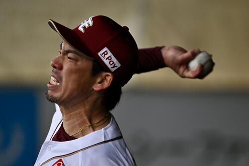 気合いの入った表情でブルペンで投球練習をする楽天前田健(撮影・滝沢徹郎)