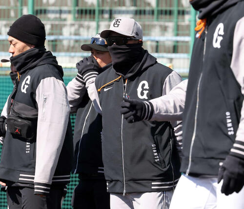 寒さのため、顔もすっぽりと覆って防寒する巨人阿部監督(中央)(撮影・浅見桂子)