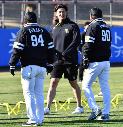 気温3度でも半ズボンのソフトバンク杉山(中央)は小久保監督(右)、倉野コーチと笑顔で話す(撮影・岩下翔太)
