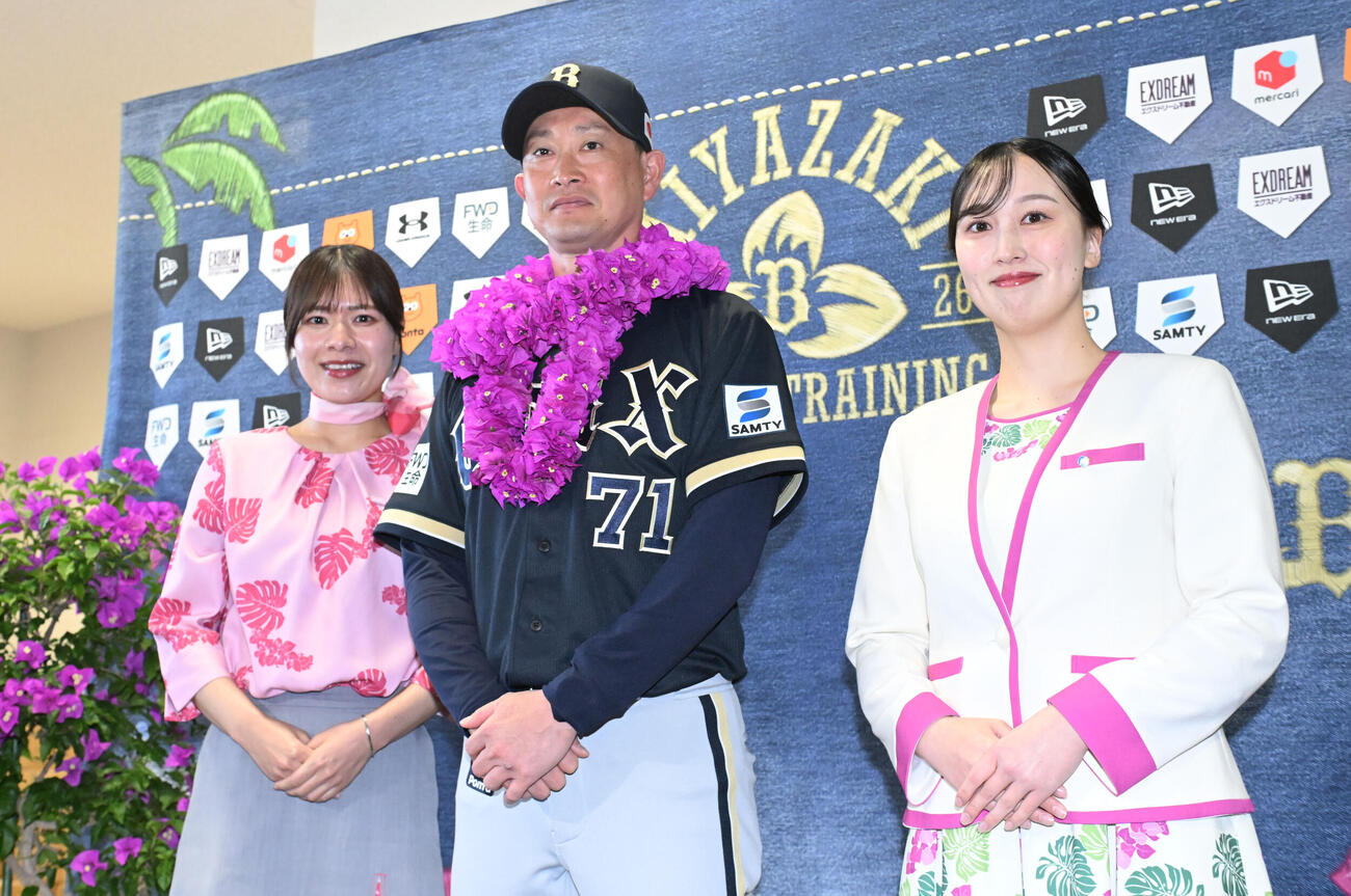 宮崎空港ビルからブーゲンビリアが贈られ記念撮影するオリックス岸田監督（撮影・和賀正仁）