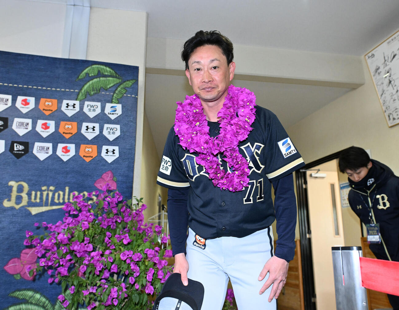 宮崎空港ビルからブーゲンビリアが贈られたオリックス岸田監督（撮影・和賀正仁）
