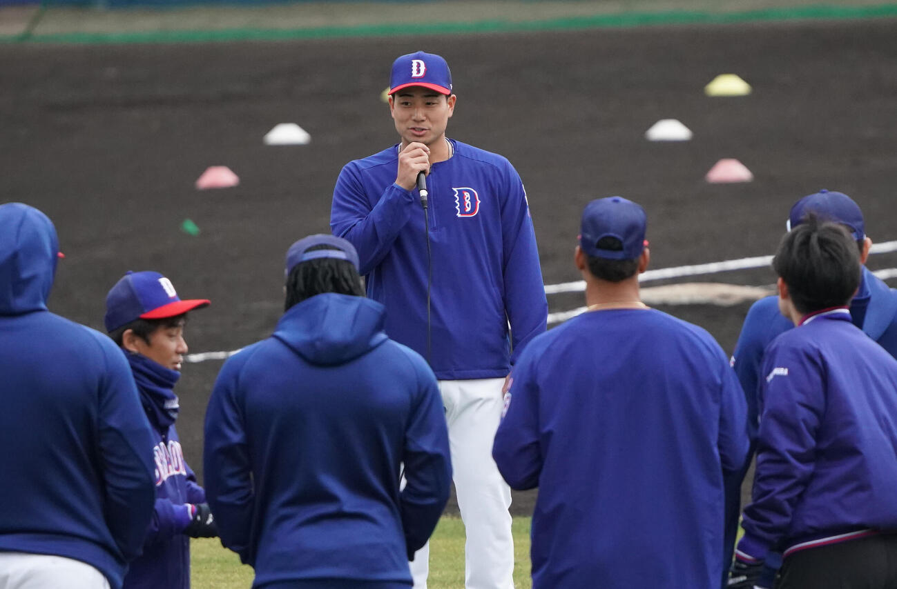 練習開始前、ナインに話をする石伊（中央）（撮影・森本幸一）