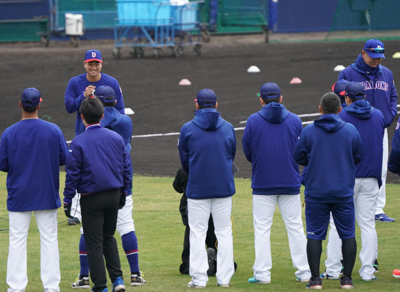 練習開始前、ナインに話をする石伊（奥・左）右は井上監督（撮影・森本幸一）