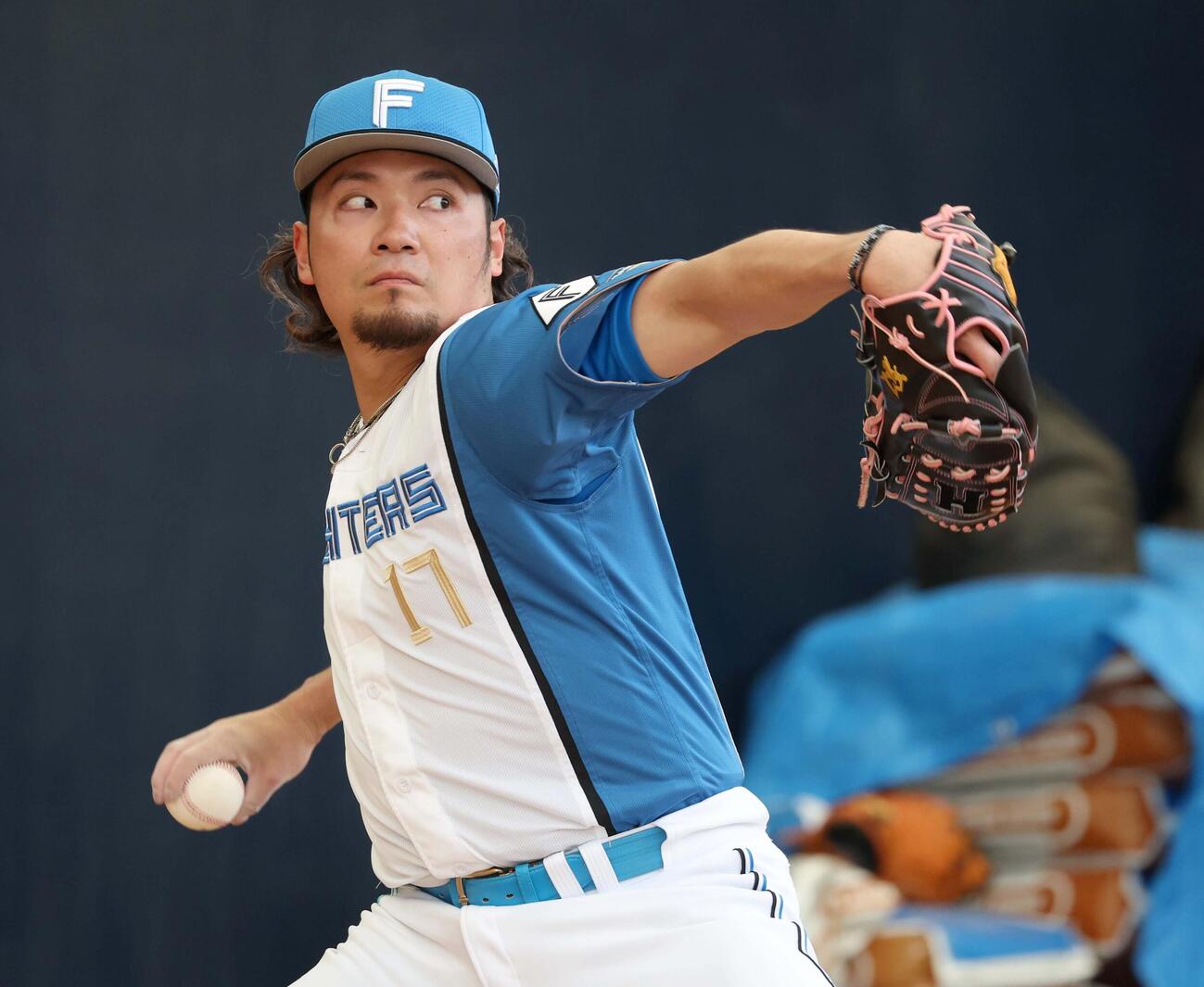 ブルペンで投球する日本ハム伊藤（撮影・黒川智章）