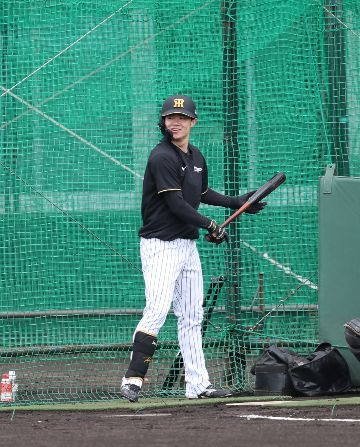 別メニューが続いていた阪神中野が屋外フリー打撃を再開し打席で笑顔を見せる（撮影・西尾就之）