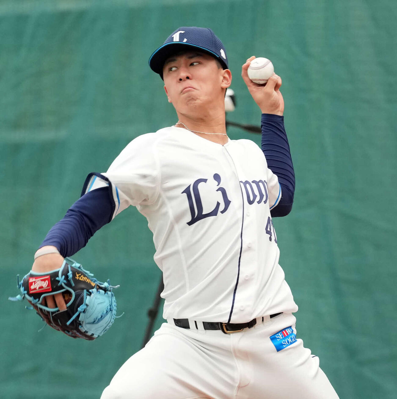 ブルペンで投球練習をする西武杉山（撮影・小島史椰）