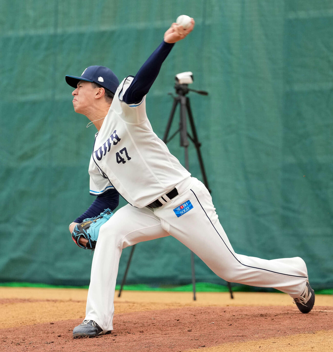 ブルペンで投球練習をする西武杉山（撮影・小島史椰）