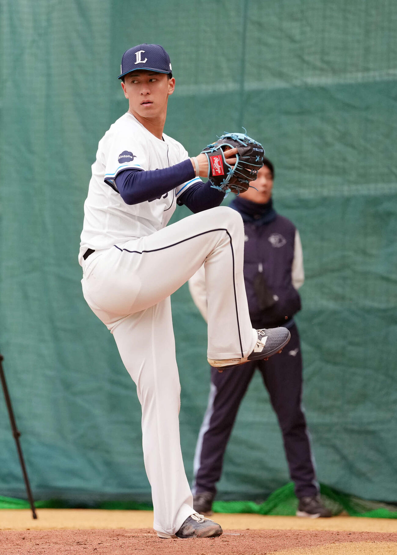 ブルペンで投球練習をする西武杉山（撮影・小島史椰）