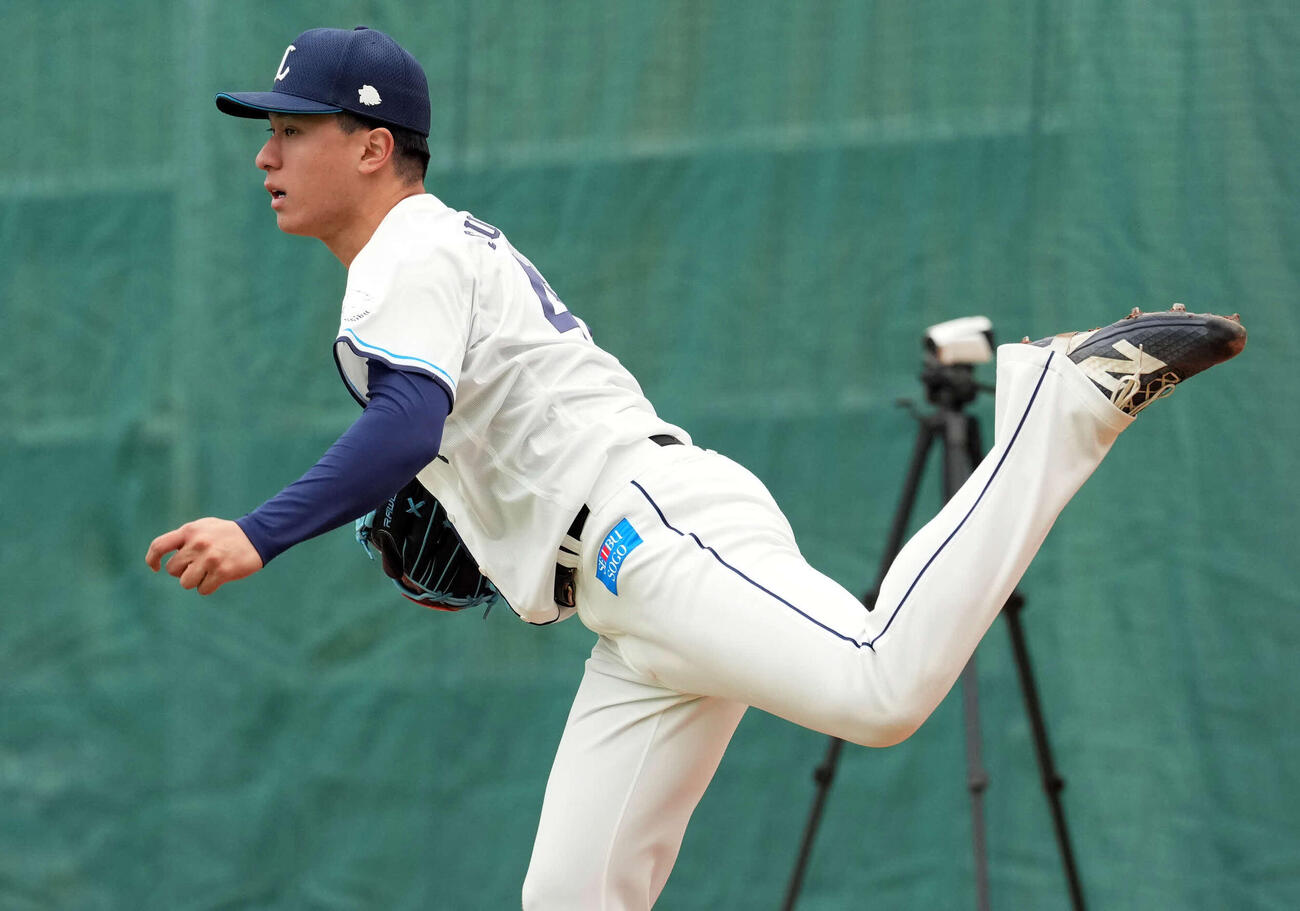 ブルペンで投球練習をする西武杉山（撮影・小島史椰）