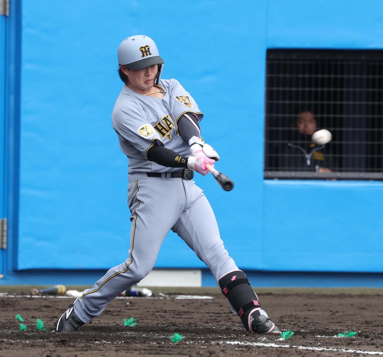 日本ハム対阪神　4回表阪神2死、左越え本塁打を放つ浜田（撮影・黒川智章）