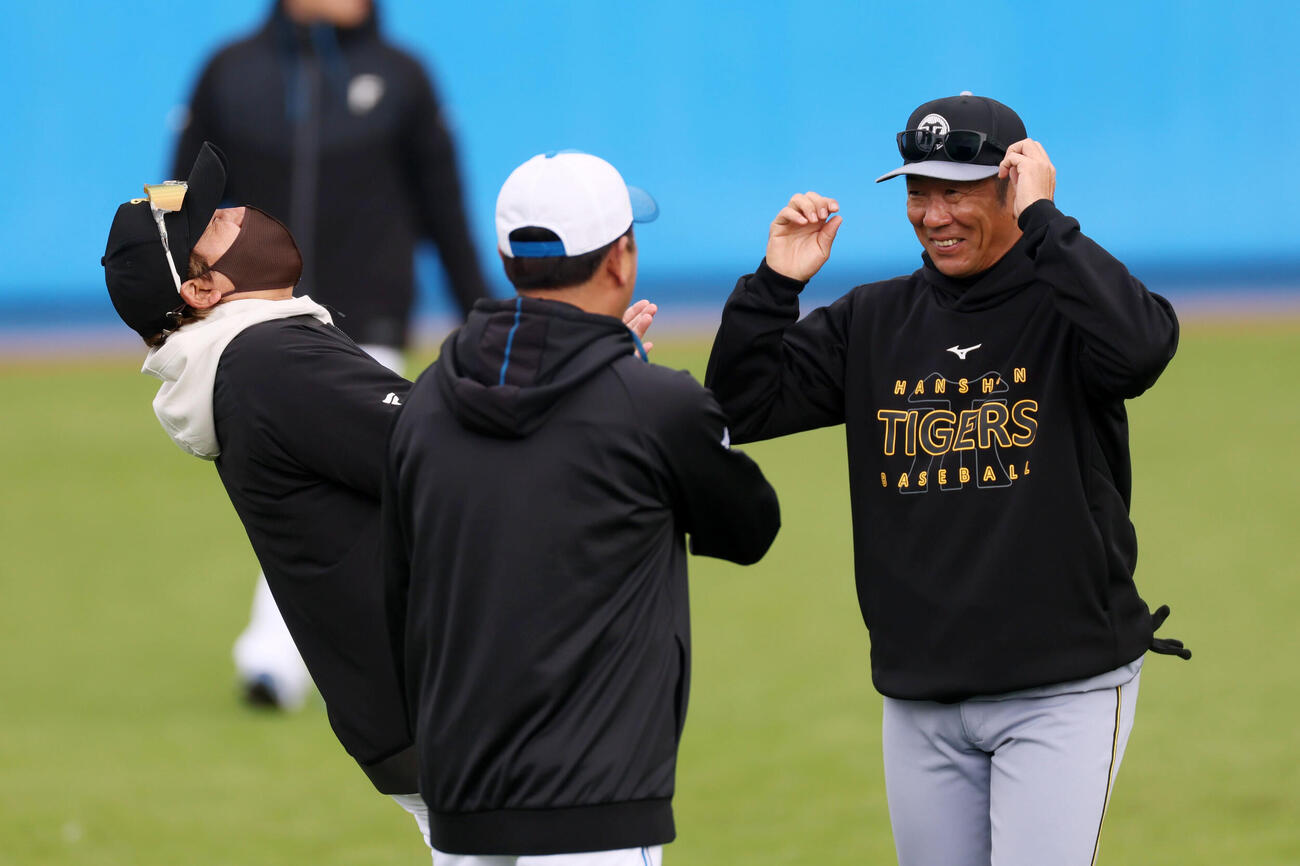 日本ハム対阪神　試合前、日本ハム新庄監督（左）にあいさつする田中コーチ（撮影・加藤哉）