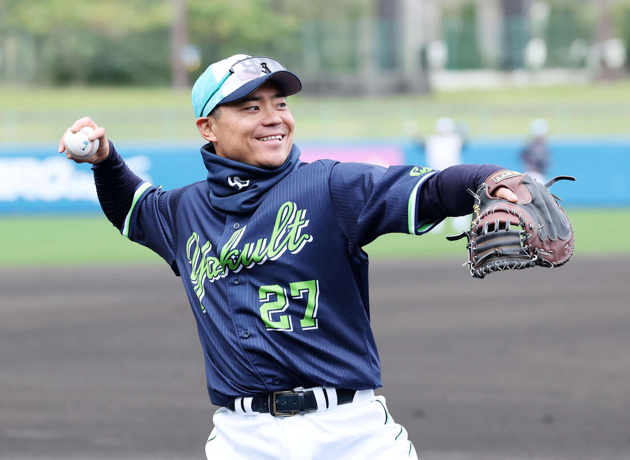 笑顔でキャッチボールするヤクルト中村悠（撮影・鈴木正人）　