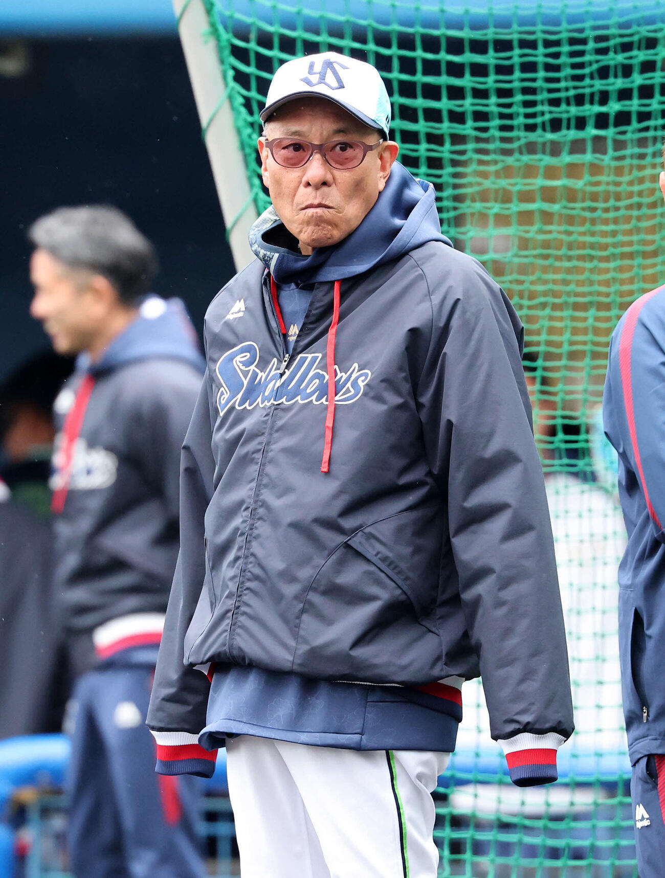 練習を見つめるヤクルト池山監督（撮影・鈴木正人）　