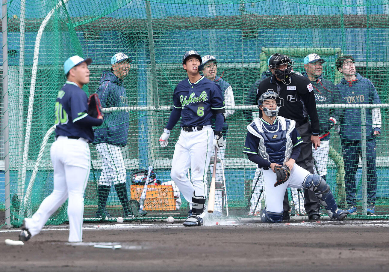 ライブBPでヤクルト荘司宏太（左）から柵越えを放つ松下（撮影・鈴木正人）　