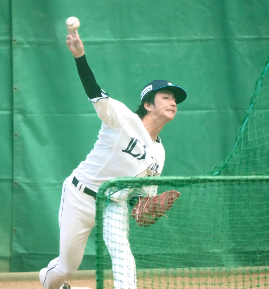 バッティングピッチャーを務める西武森脇（撮影・小島史椰）