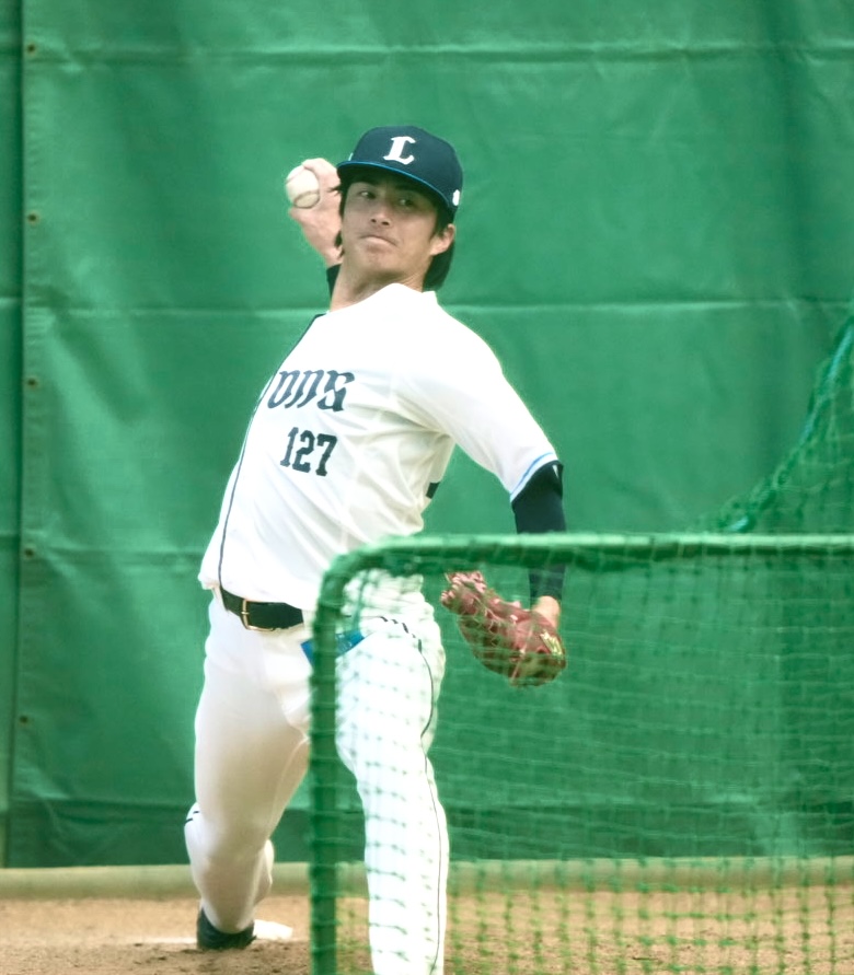 バッティングピッチャーを務める西武森脇（撮影・小島史椰）