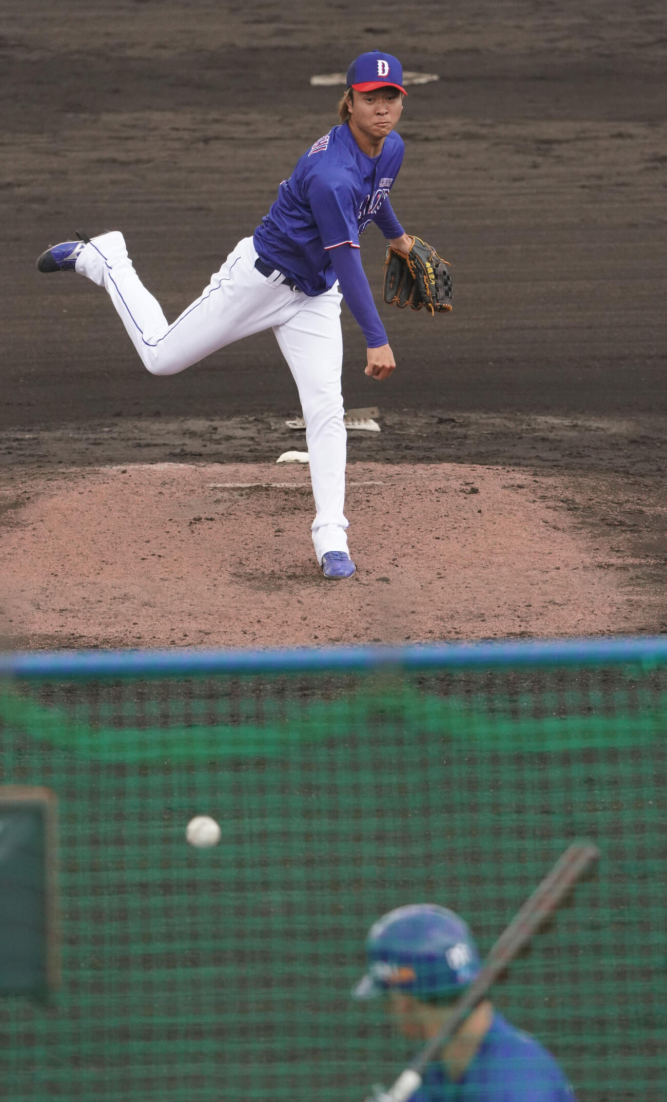 シート打撃練習に登板する高橋宏（撮影・森本幸一）