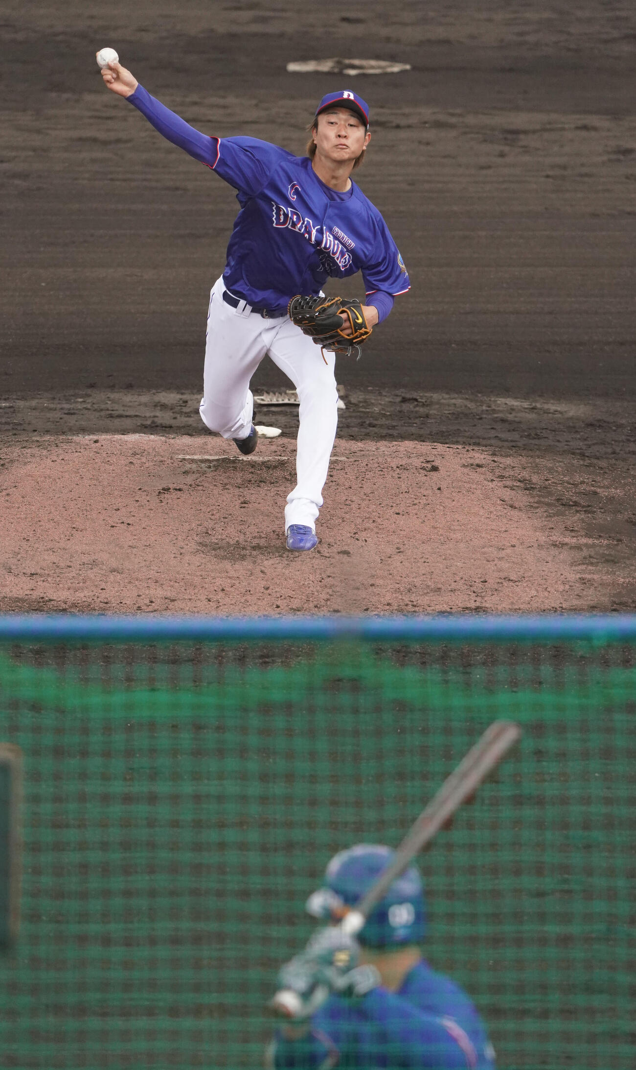シート打撃練習に登板する高橋宏（撮影・森本幸一）