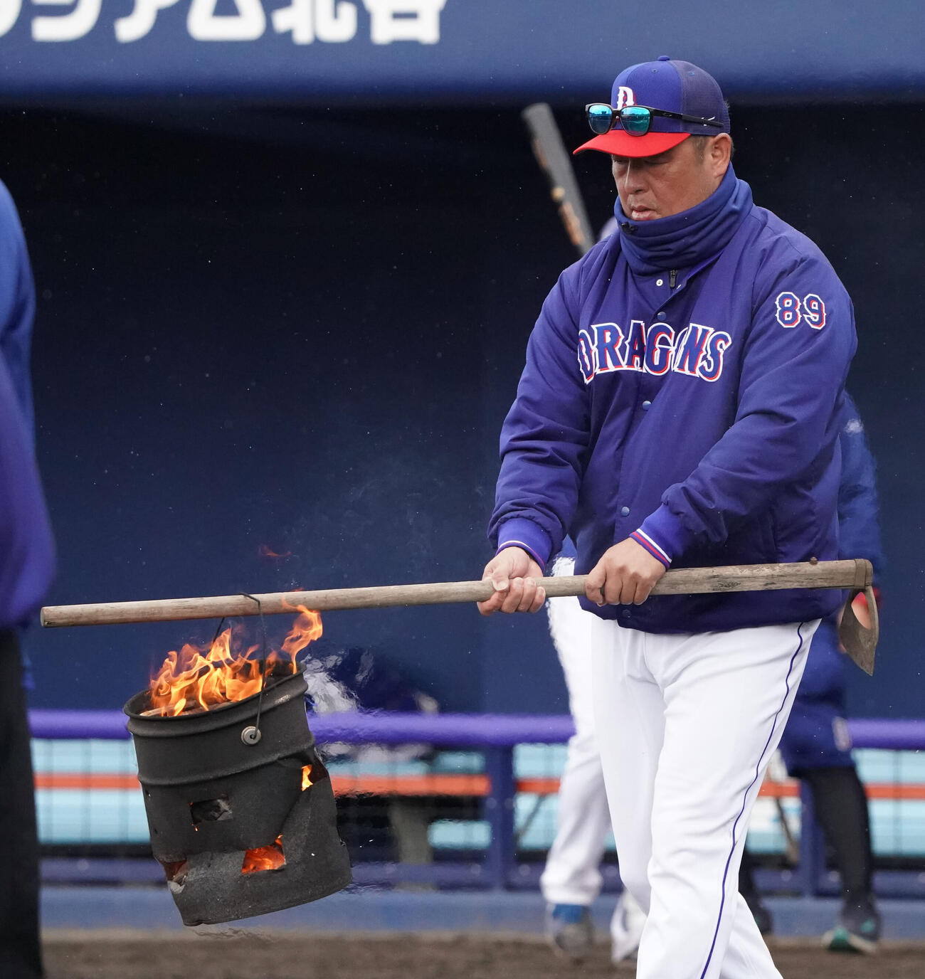 たき火を運ぶ松中打撃コーチ（撮影・森本幸一）