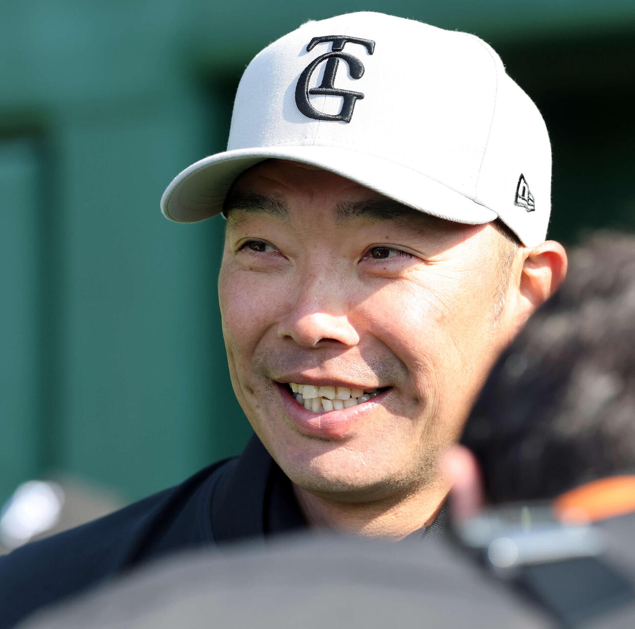 練習中、明るい表情の巨人阿部監督（撮影・浅見桂子）