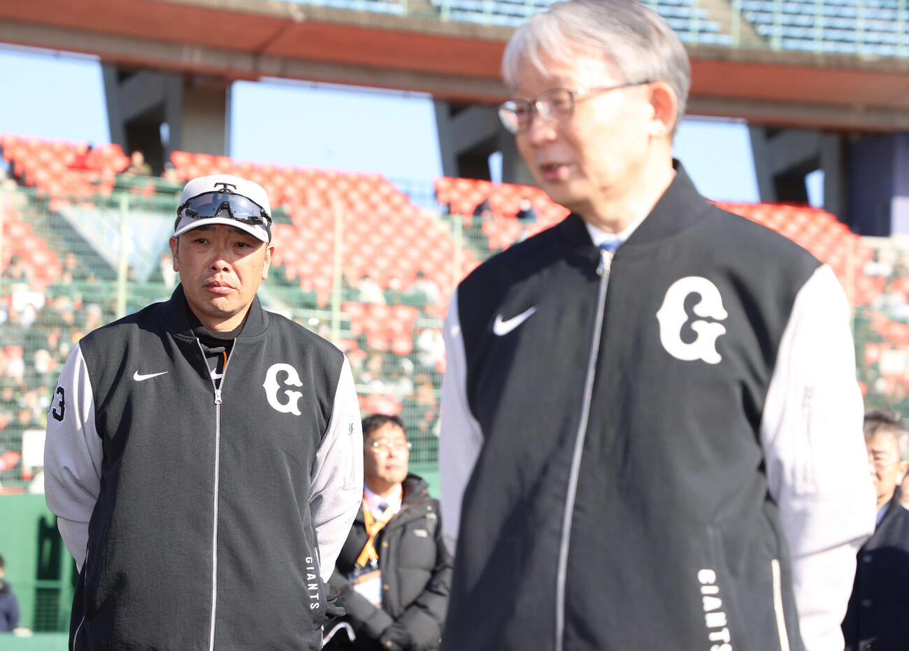キャンプを視察に訪れた巨人山口オーナー（右）の訓示を聞く阿部監督