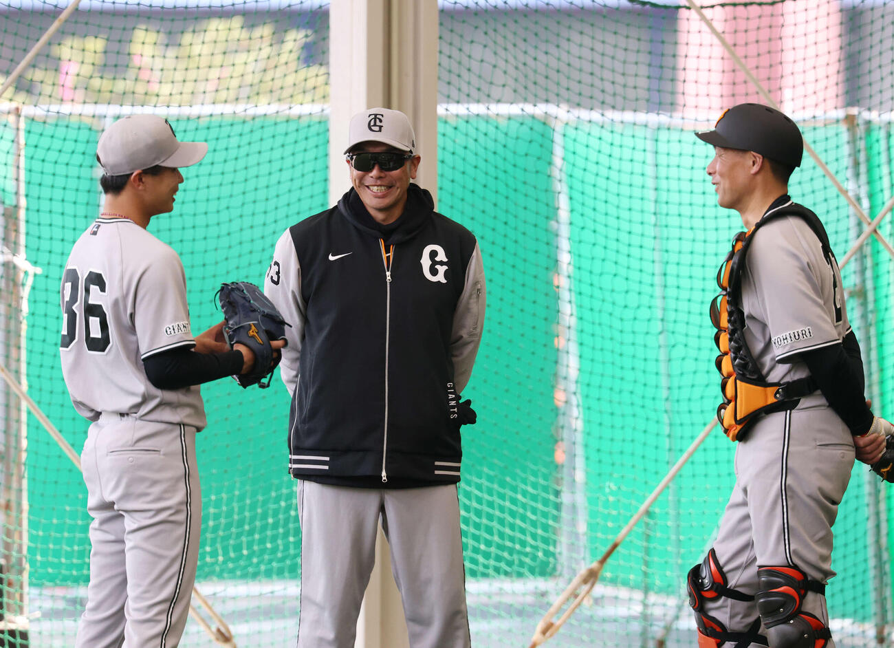 阿部監督（中央）と話をする巨人山城（左)（撮影・増田悦実）