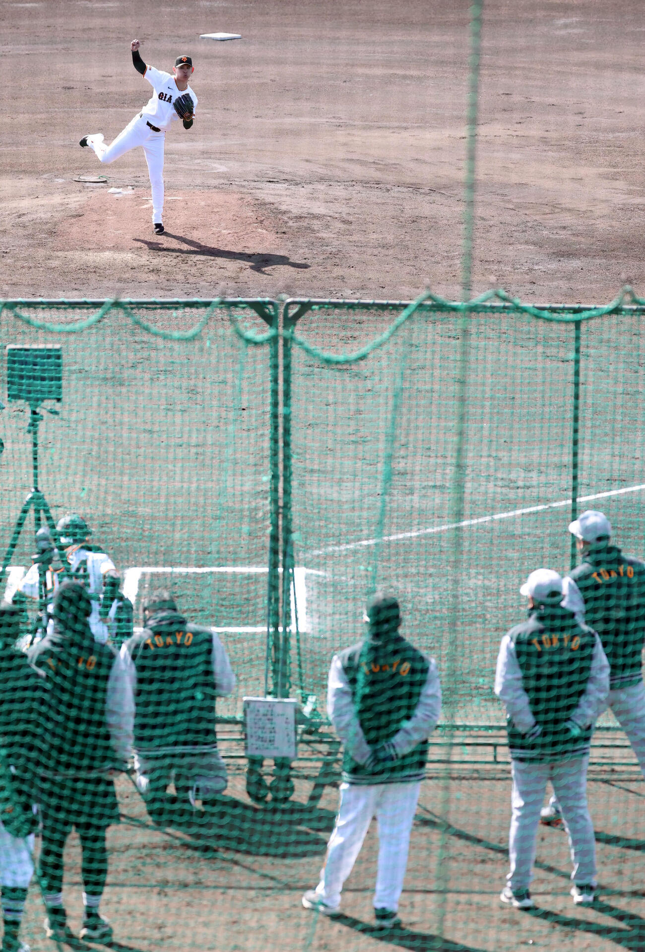 巨人阿部監督（右手前）が見つめる中、2軍のライブBPで登板した泉（撮影・浅見桂子）