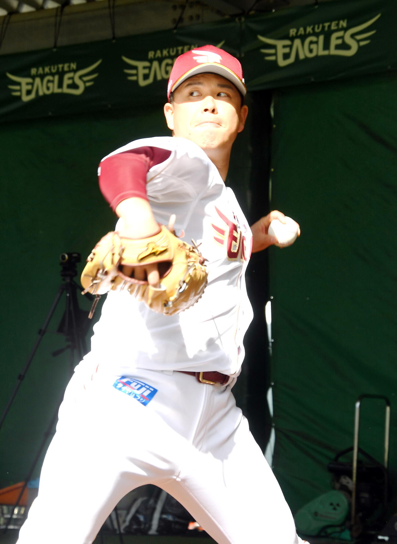 ブルペンで投げ込む楽天藤井（撮影・山田愛斗）