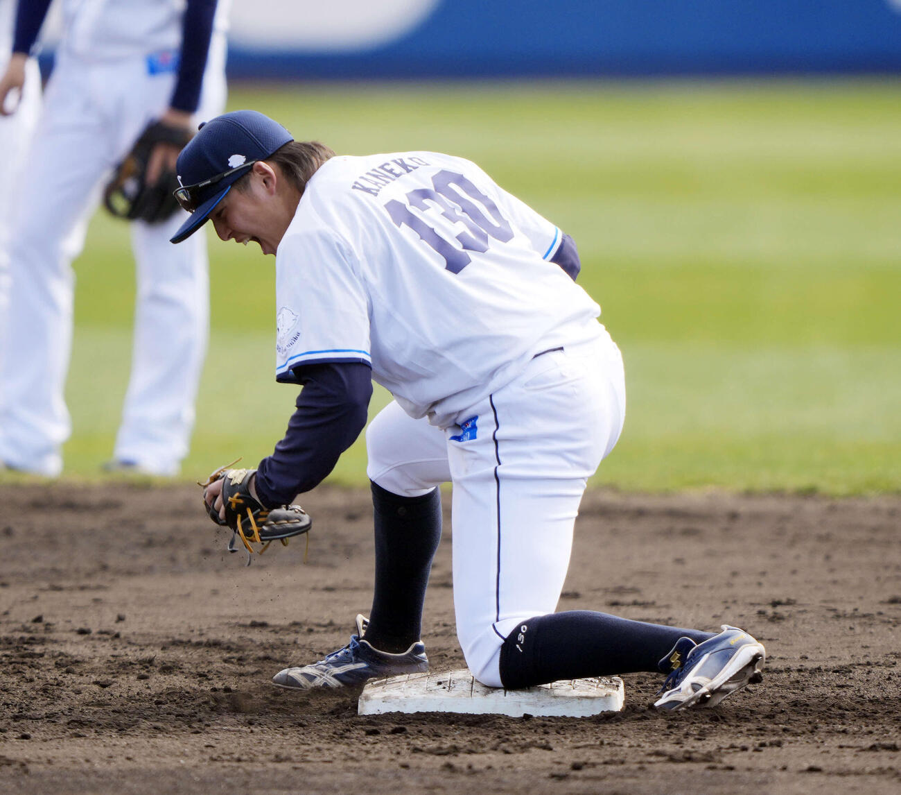 内野守備練習で叫ぶ西武金子（撮影・小島史椰）