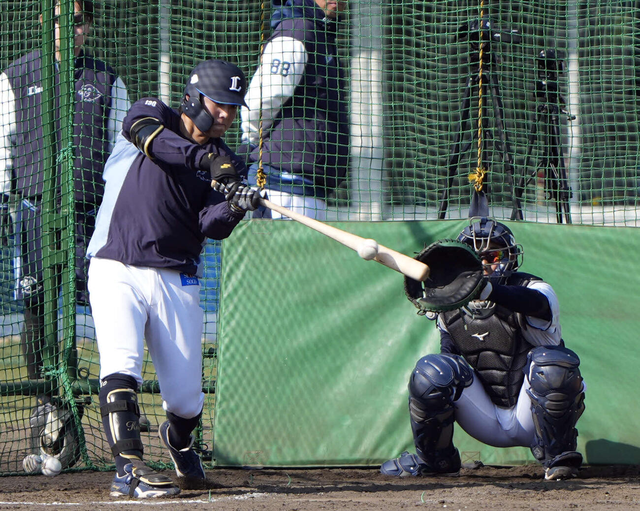 打撃練習を行う西武金子（撮影・小島史椰）