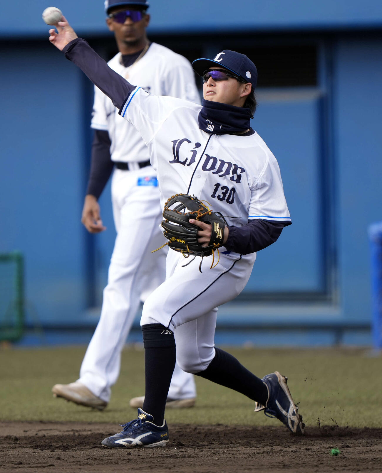 キャッチボールをする西武金子（撮影・小島史椰）