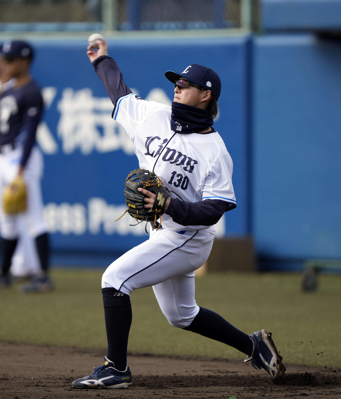 キャッチボールをする西武金子（撮影・小島史椰）