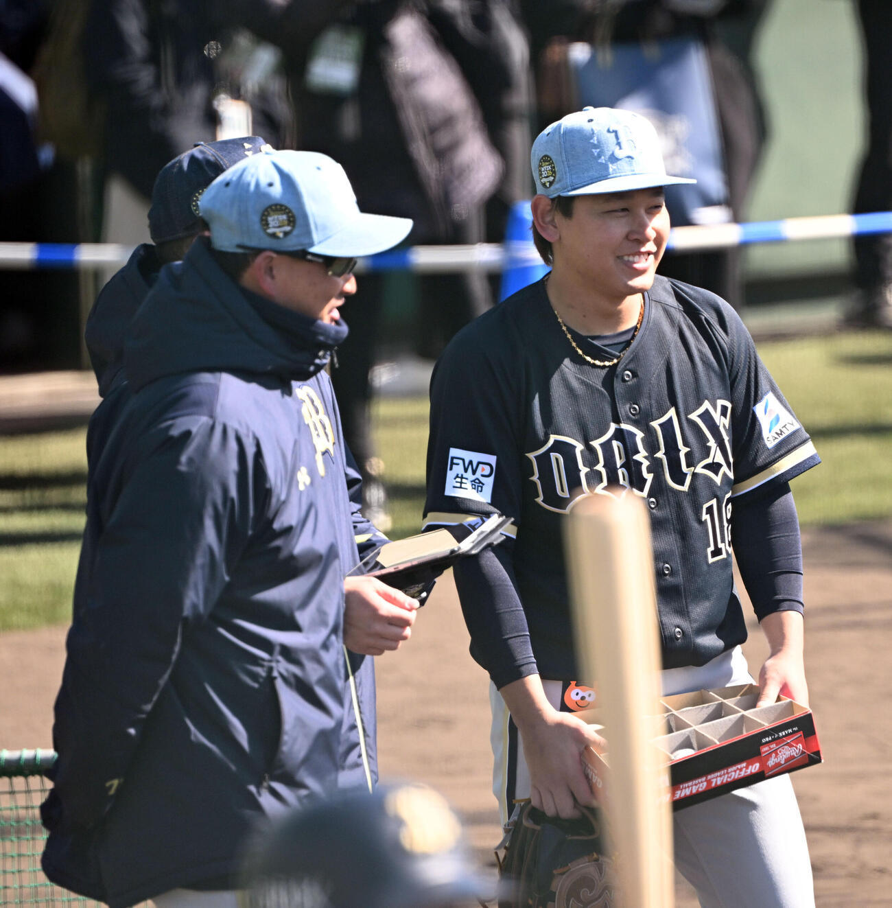 登板後、オリックス岸田監督（左）と笑顔で話す宮城（撮影・和賀正仁）