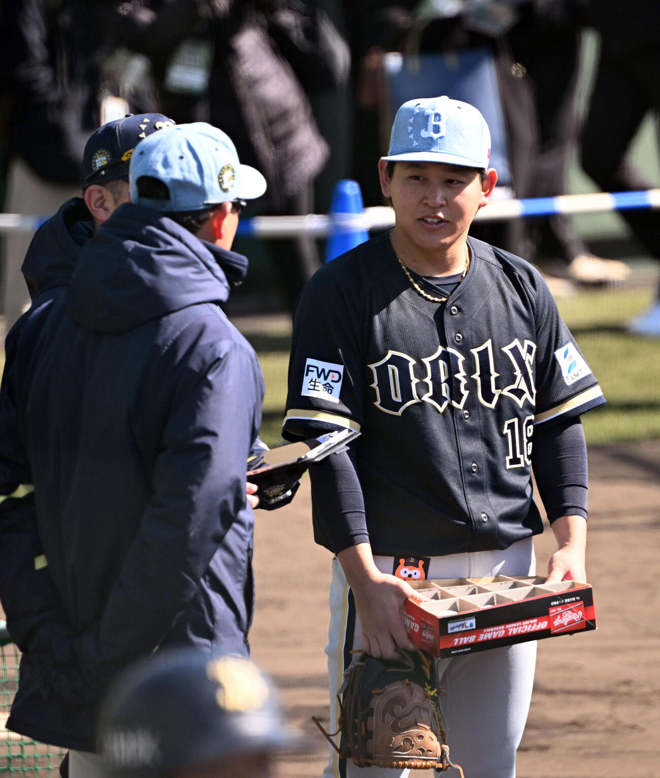登板後、オリックス岸田監督（左）と笑顔で話す宮城（撮影・和賀正仁）