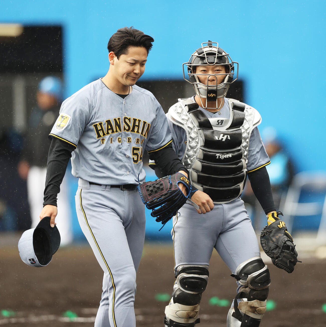 練習試合・日本ハム対阪神　9回裏に登板し無失点に抑えた木下（左）は捕手藤田と話しながらベンチに引き揚げる（撮影・上山淳一）