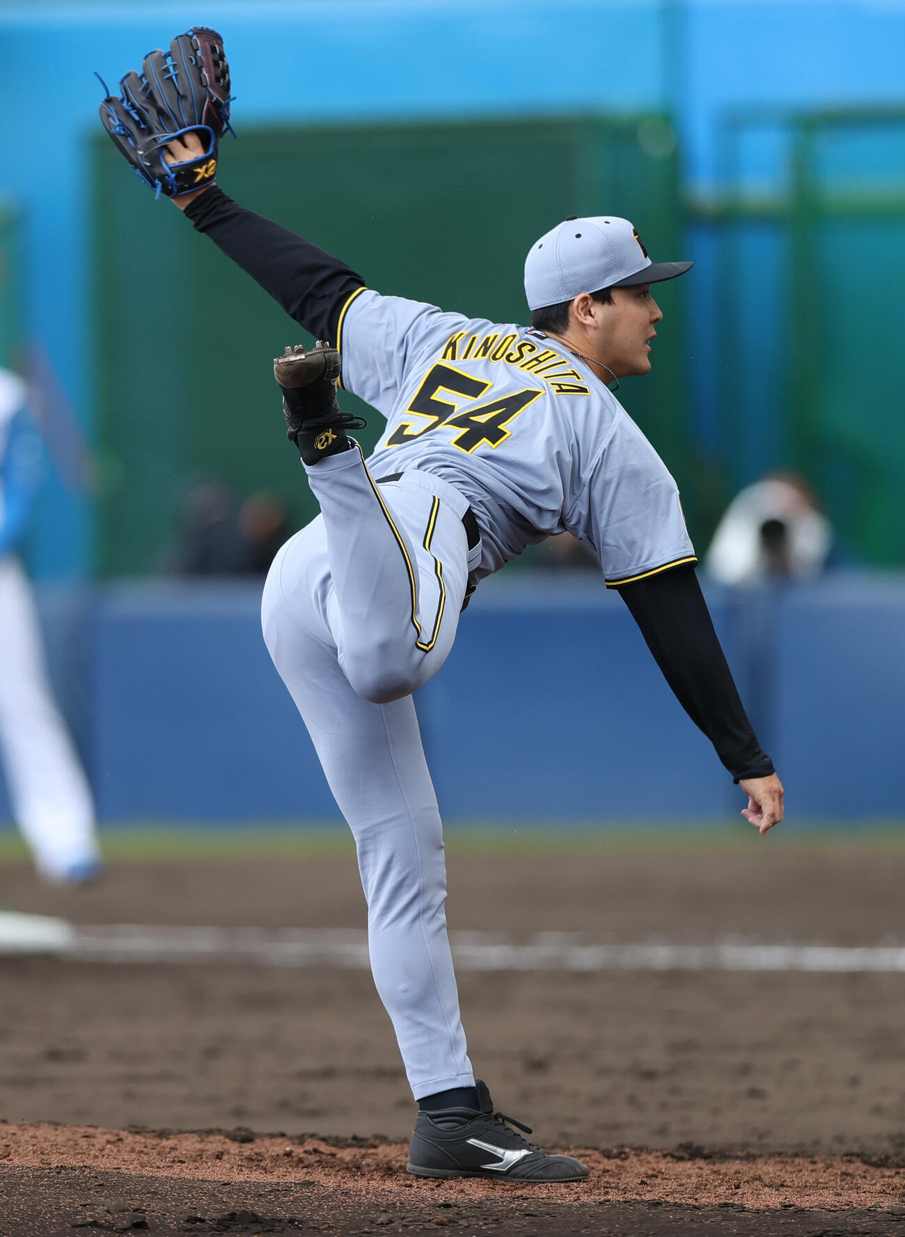 練習試合・日本ハム対阪神　9回裏日本ハム無死、木下は今川に159キロを投じ空振りを奪う（撮影・上山淳一）