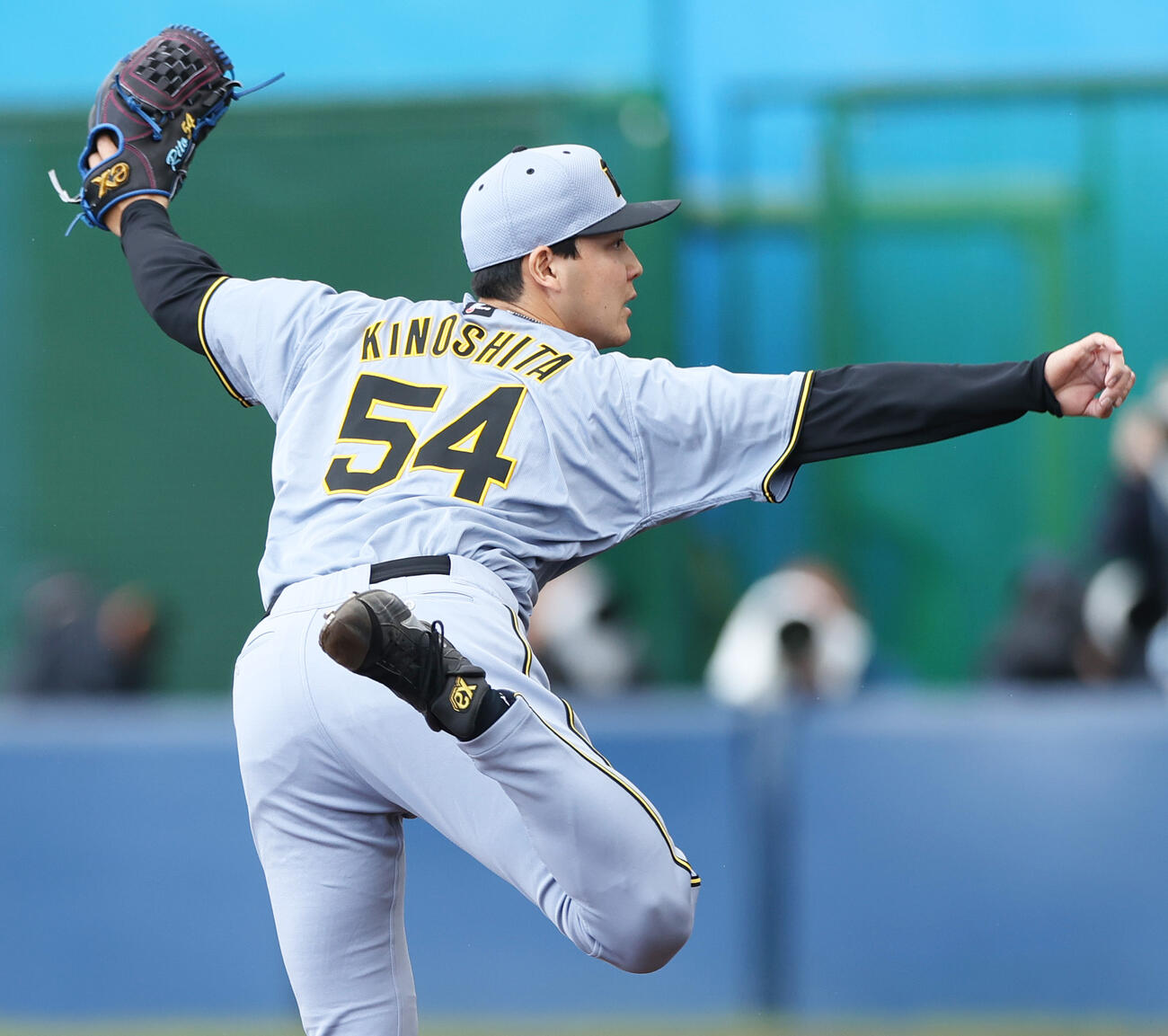 練習試合・日本ハム対阪神　9回裏日本ハム無死、木下は今川に159キロを投じ空振りを奪う（撮影・上山淳一）
