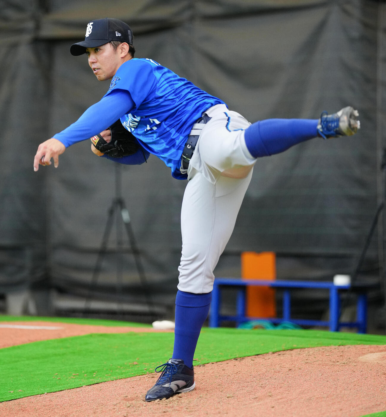 ブルペンで投球するDeNA東（撮影・鈴木みどり）
