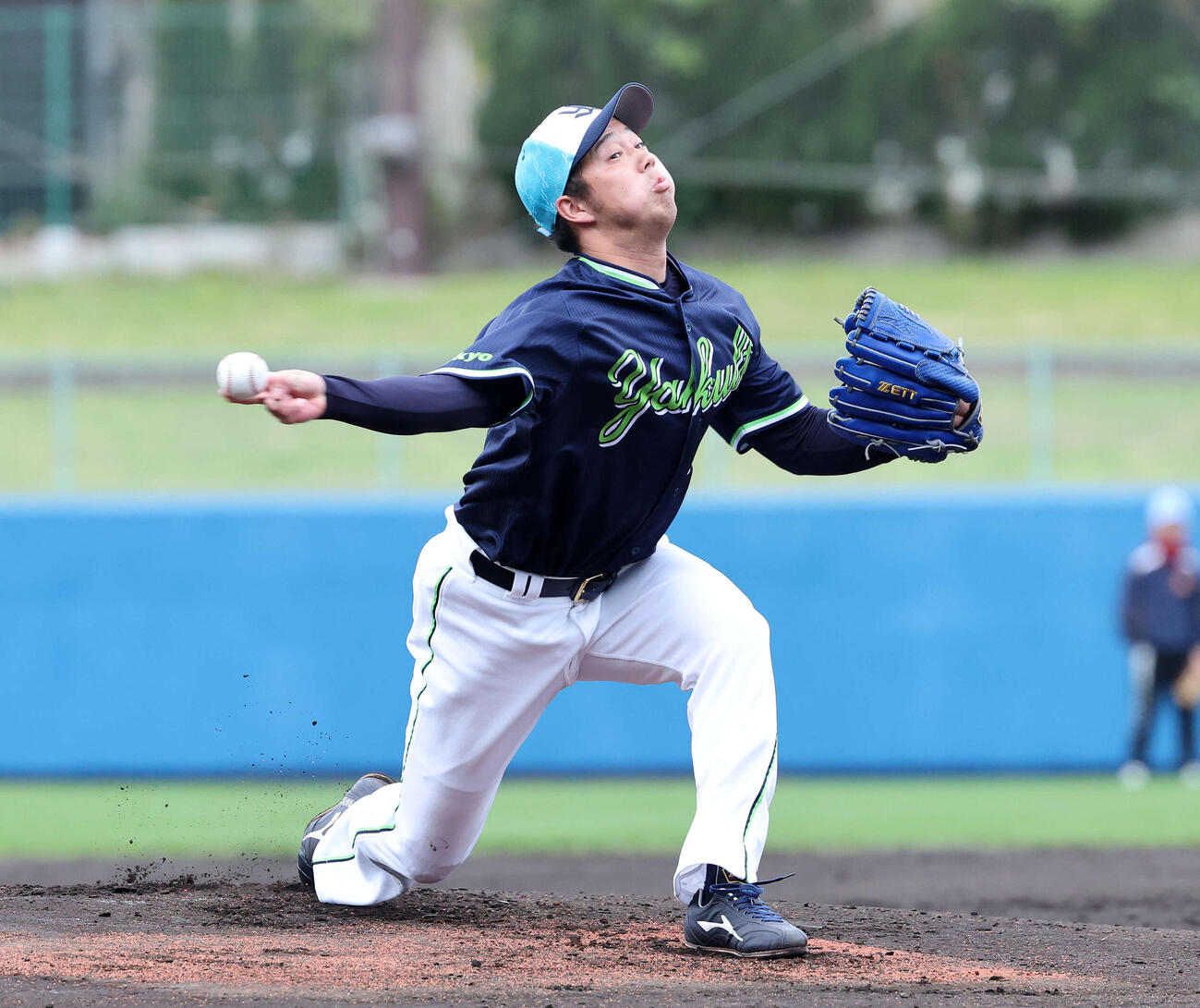 ライブBPに登板したヤクルト青柳（撮影・鈴木正人）　