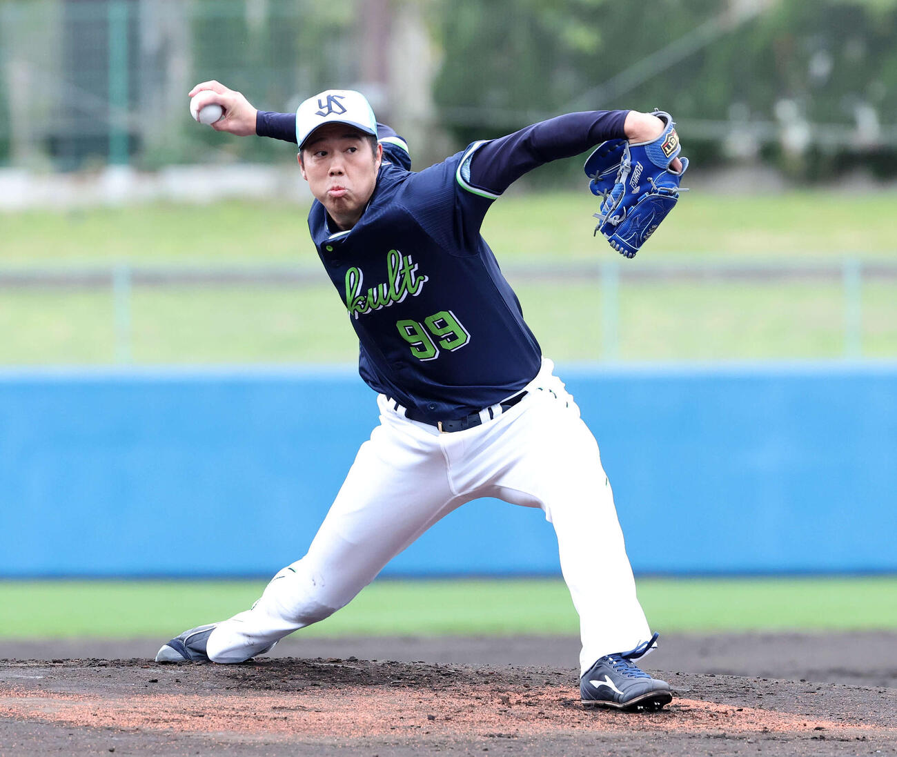 ライブBPに登板したヤクルト青柳（撮影・鈴木正人）　