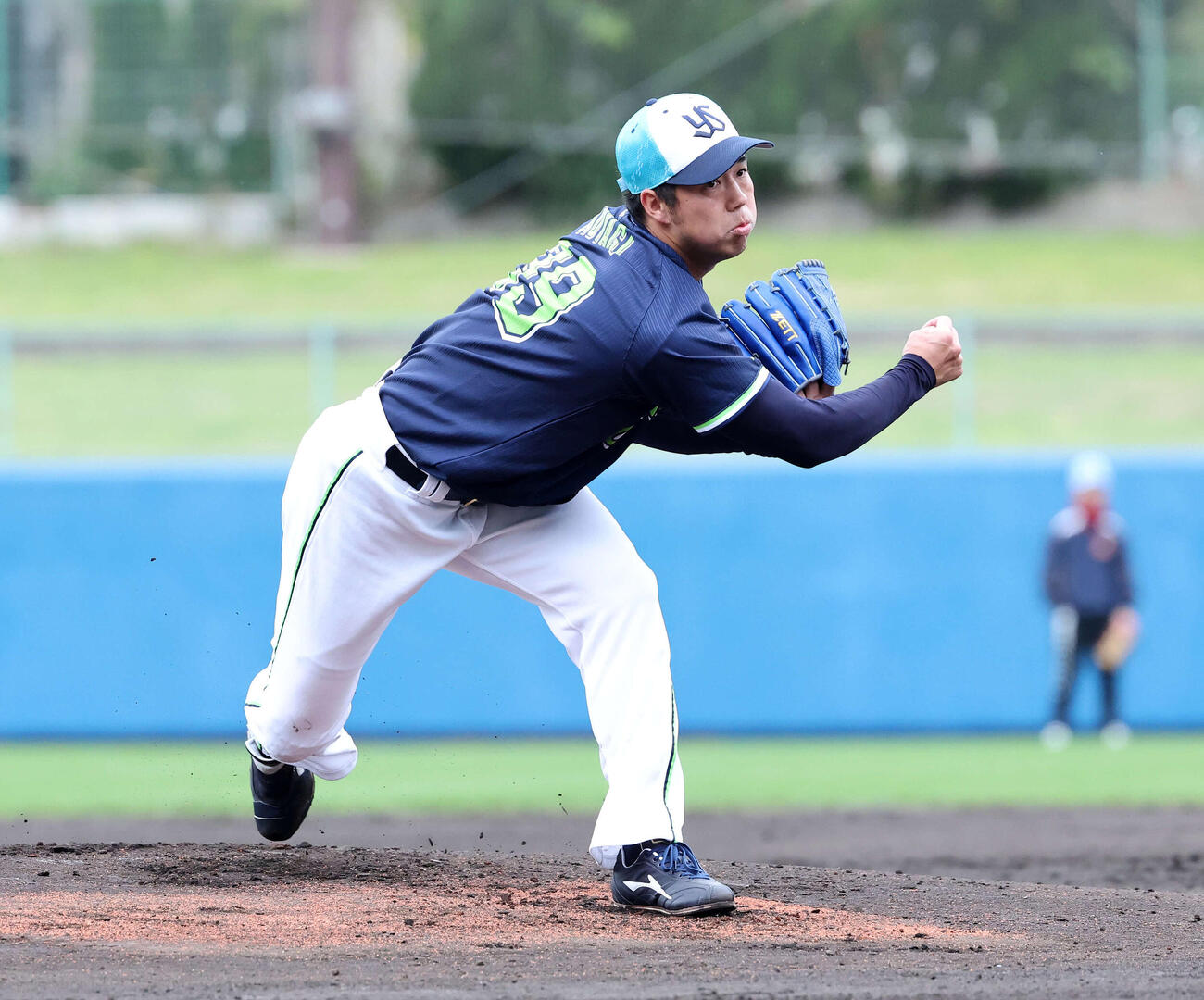 ライブBPに登板したヤクルト青柳（撮影・鈴木正人）　