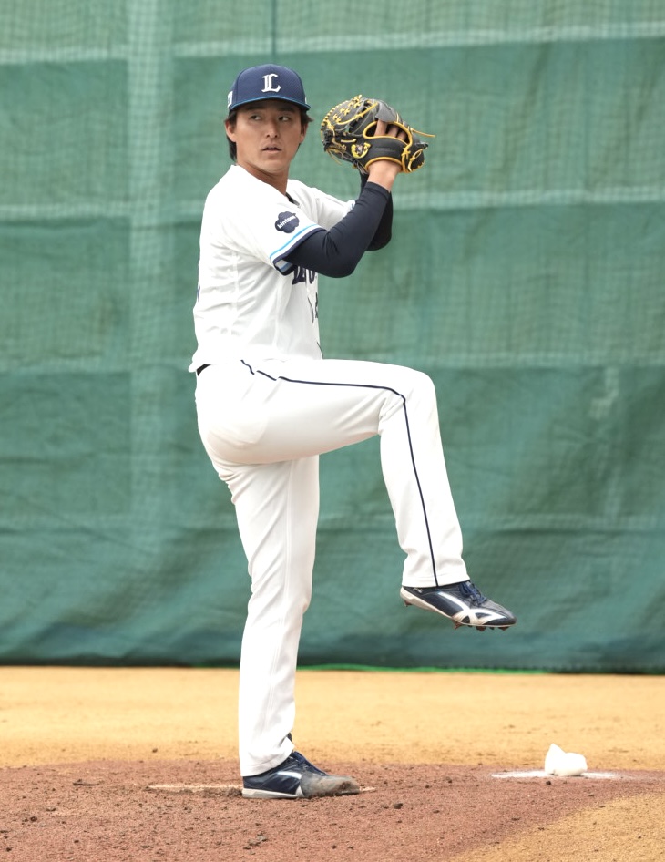 ブルペンで投球練習をする西武平口（撮影・小島史椰）