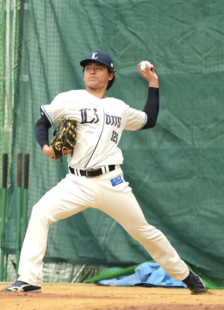 ブルペンで投球練習をする西武平口（撮影・小島史椰）