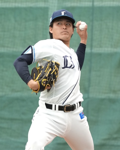 ブルペンで投球練習をする西武平口（撮影・小島史椰）