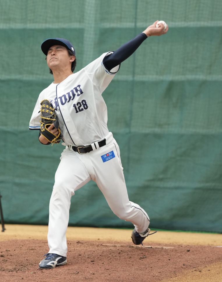 ブルペンで投球練習をする西武平口（撮影・小島史椰）