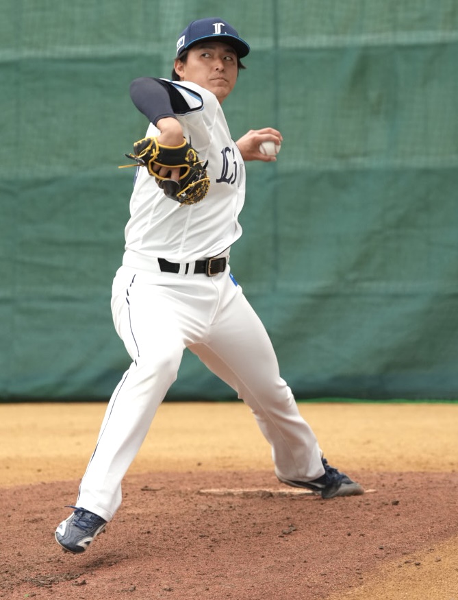 ブルペンで投球練習をする西武平口（撮影・小島史椰）