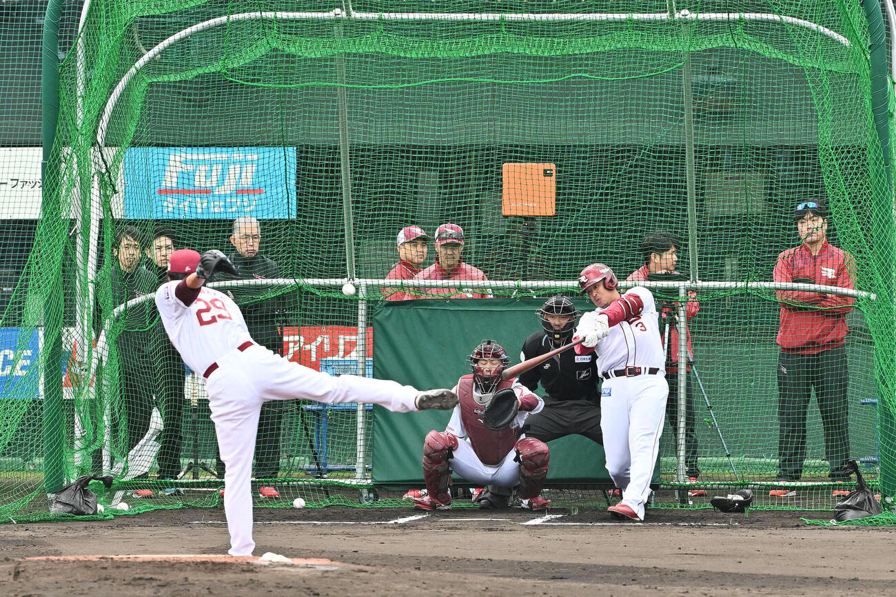 ライブBPで安打性の打球を放つ楽天浅村。投手田中千（撮影・滝沢徹郎）