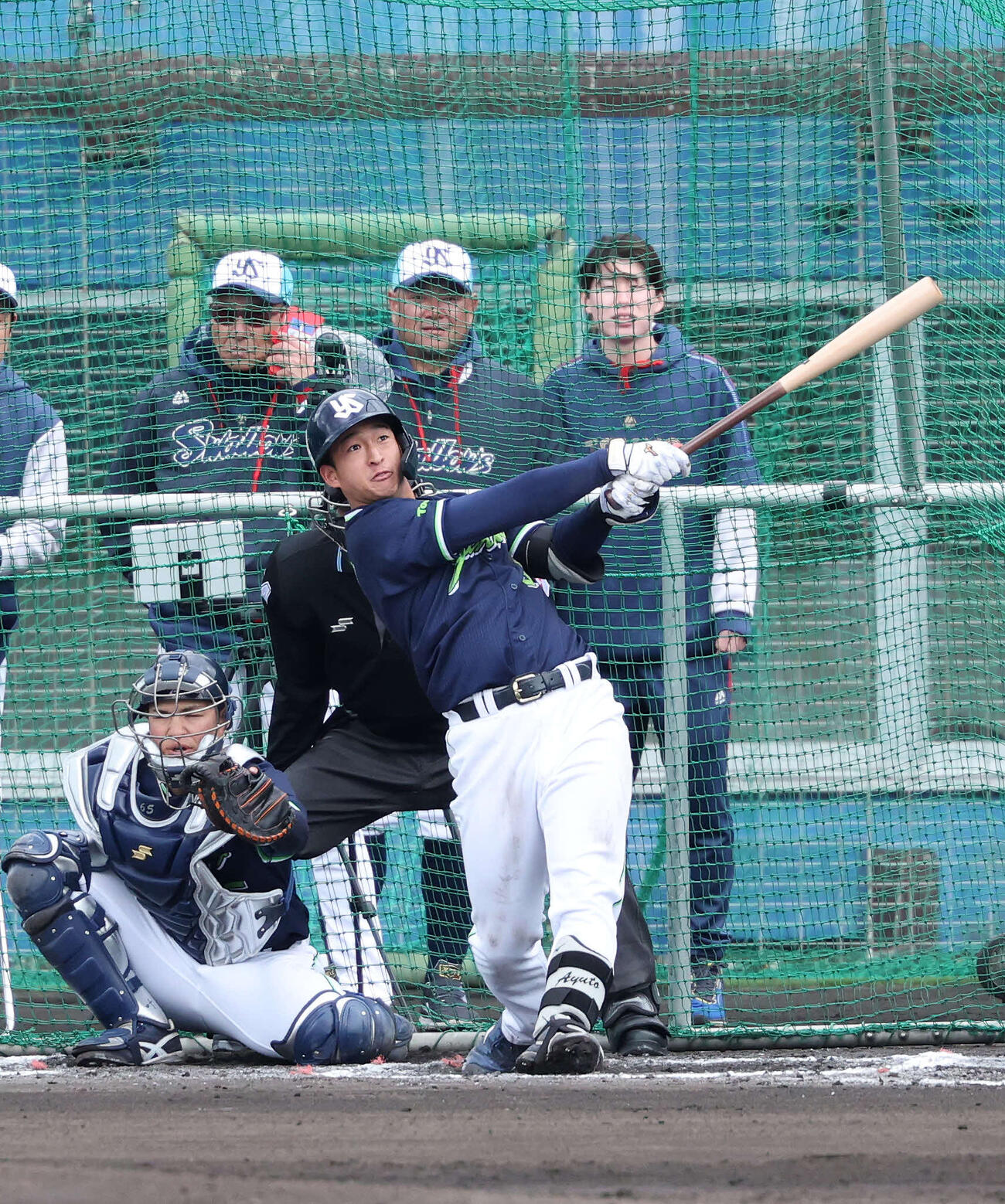 ライブBPで柵越えを放つヤクルト松下（撮影・鈴木正人）　